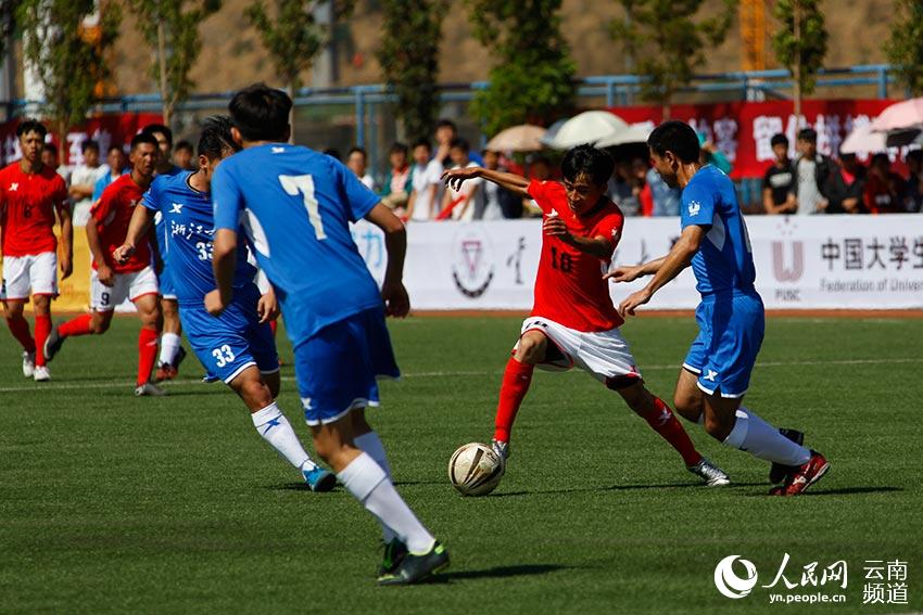 队员在比赛中。（人民网 李发兴 摄）